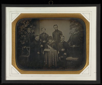(Portret van zes jongens in militaire schooluniformen met hun rector aan Beaulieu) door Jean Gabriel Eynard